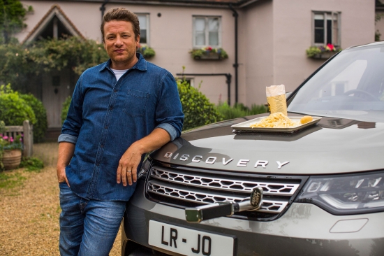 Land Rover Discovery стал кухней на колесах для Джейми Оливера