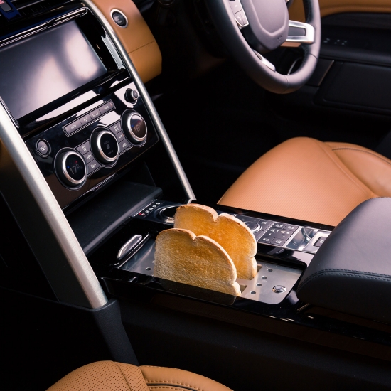 Land Rover Discovery стал кухней на колесах для Джейми Оливера