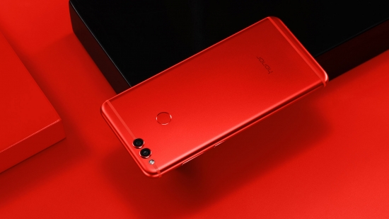 Honor объявляет о начале продаж смартфона View 10 с технологиями искусственного интеллекта и представляет Honor 7X в новом красном цвете корпуса