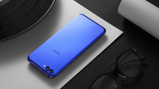 Honor объявляет о начале продаж смартфона View 10 с технологиями искусственного интеллекта и представляет Honor 7X в новом красном цвете корпуса