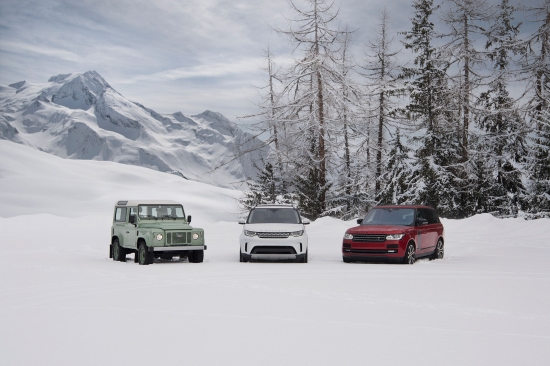 В честь 70-летия Land Rover представлено масштабное изображение культового Defender в Альпах