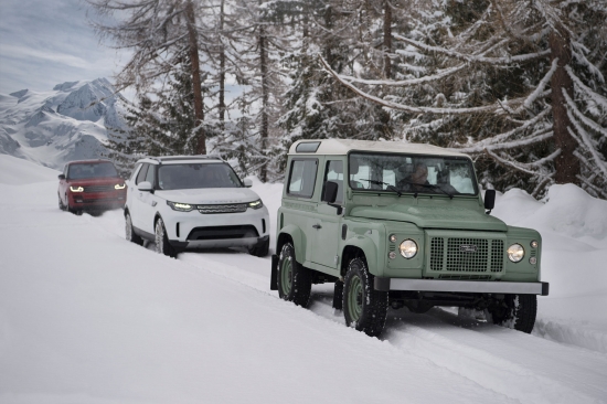 В честь 70-летия Land Rover представлено масштабное изображение культового Defender в Альпах