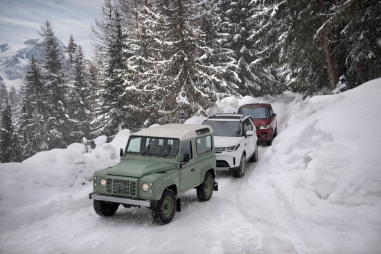В честь 70-летия Land Rover представлено масштабное изображение культового Defender в Альпах