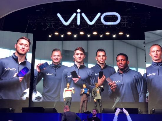 Компания Vivo официально представила смартфон V9 в России