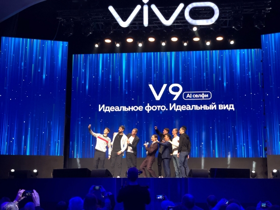 Компания Vivo официально представила смартфон V9 в России