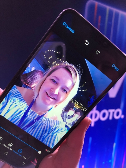 Компания Vivo официально представила смартфон V9 в России