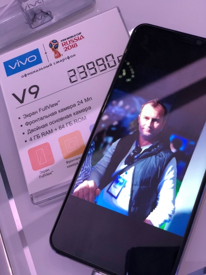 Компания Vivo официально представила смартфон V9 в России