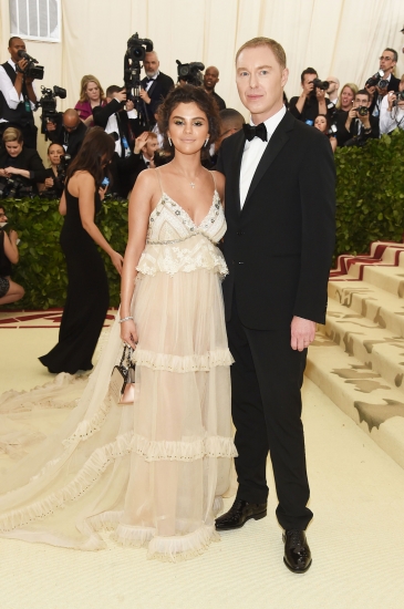 Селена Гомес на красной дорожке Met Gala 2018 в платье Coach