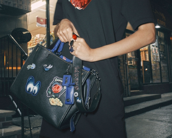 Страшные сказки на ночь от Disney и Coach – эксклюзивная коллаборация «Темная сказка» (A Dark Fairy Tale). Коллекция Pre-Fall 2018