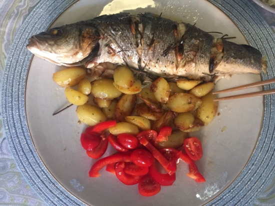Сибас с чесноком, оливковым маслом и французскими травами