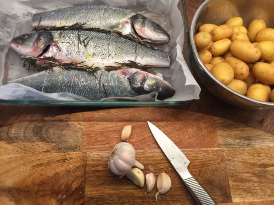 Сибас с чесноком, оливковым маслом и французскими травами