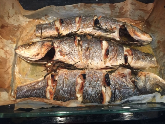 Сибас с чесноком, оливковым маслом и французскими травами