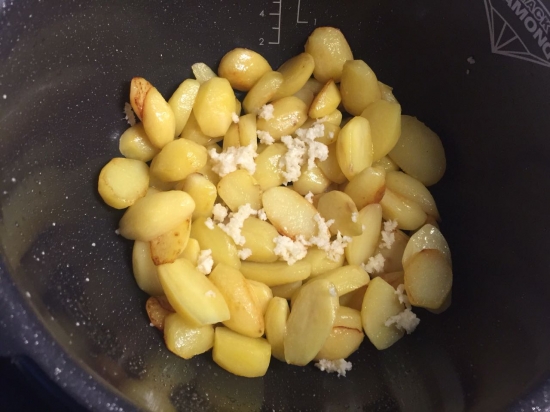 Сибас с чесноком, оливковым маслом и французскими травами