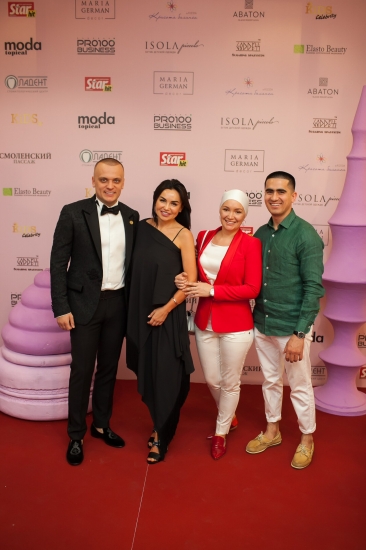 Журнал MODA topical  отметил самых ярких звездных МАМ на премии «МАМА года-2018»