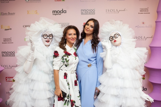 Журнал MODA topical  отметил самых ярких звездных МАМ на премии «МАМА года-2018»