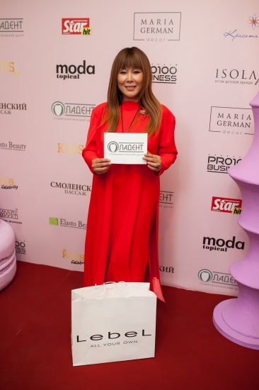 Журнал MODA topical  отметил самых ярких звездных МАМ на премии «МАМА года-2018»