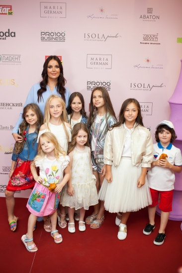 Журнал MODA topical  отметил самых ярких звездных МАМ на премии «МАМА года-2018»