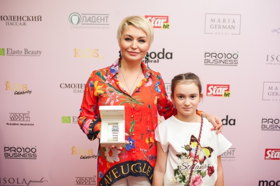 Журнал MODA topical  отметил самых ярких звездных МАМ на премии «МАМА года-2018»