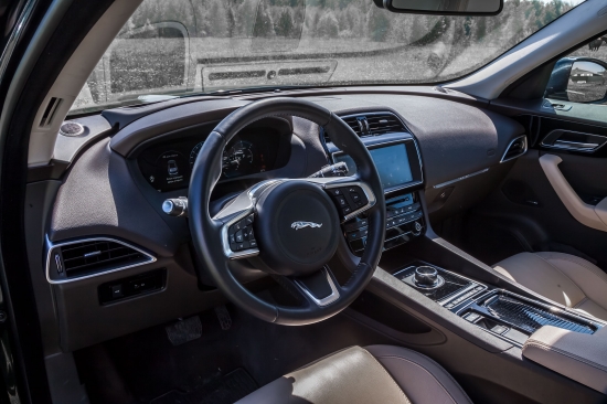 Дмитрий Нестеров тестирует F-Pace