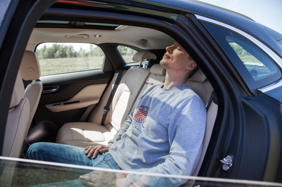 Дмитрий Нестеров тестирует F-Pace