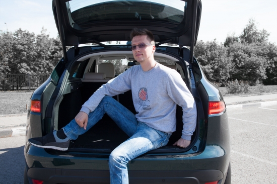 Дмитрий Нестеров тестирует F-Pace
