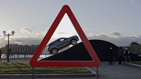 Новый Range Rover Evoque воспроизвел изображения с дорожных знаков