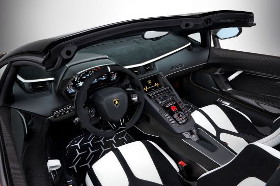 Компания Automobili Lamborghini представила Aventador SVJ Roadster в рамках Женевского автосалона 2019