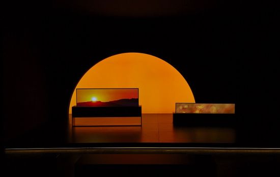 Впечатляющая инсталляция сворачивающегося OLED телевизо-ра LG на Миланской неделе дизайна