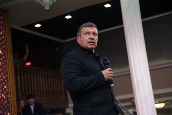 Владимира Соловьева облили птичьем пометом