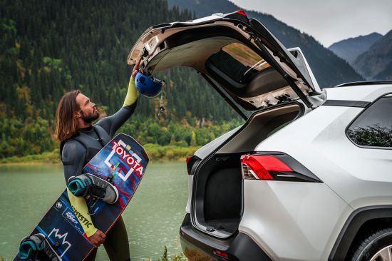 Окажитесь в стихии Toyota RAV4: грунт, камни, лед, песок и крутые спуски – все это будет на шоу RAV4STORY в Москве и Питере