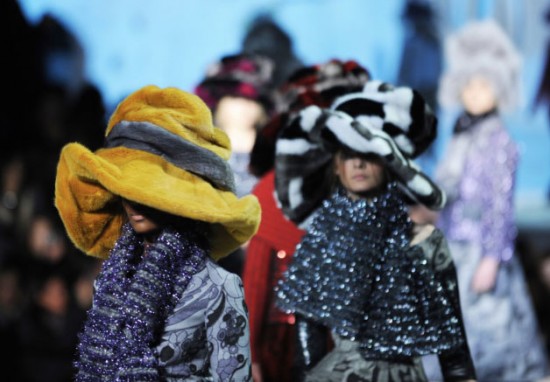 Marc Jacobs. Головные уборы на зиму 2013.