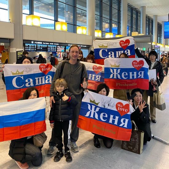 Японцы завалили Гном Гномыча подарками
