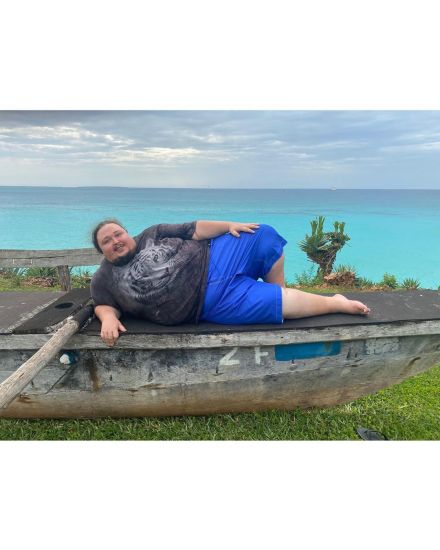 Сын Никаса Сафронова устраивает фотосессии на Занзибаре