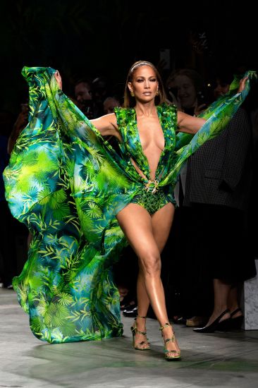 Jeniffer Lopez в 2020 году в Versace
