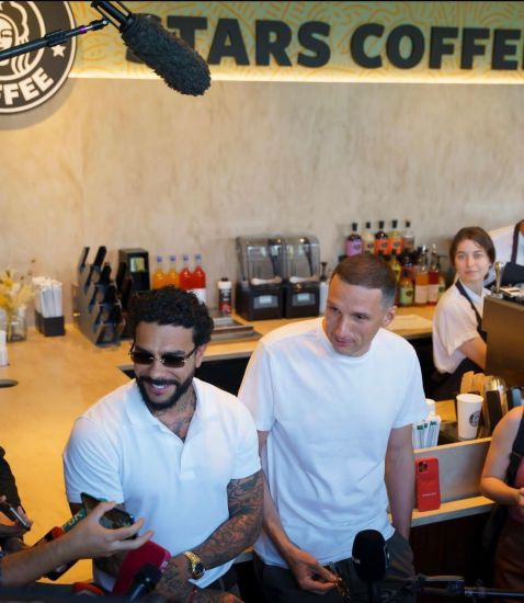 Первая из кофеен Stars Coffee открылась 19 августа в 8:00, на Новом Арбате