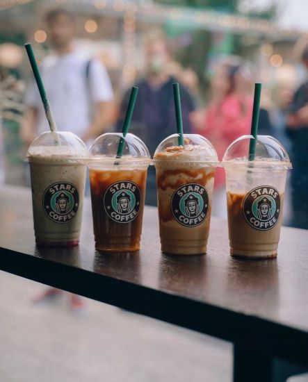 Первая из кофеен Stars Coffee открылась 19 августа в 8:00, на Новом Арбате