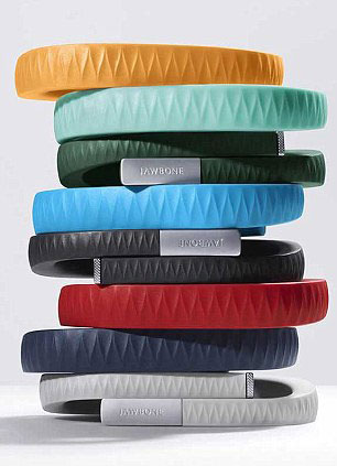 Гвинет Пэлтроу носит браслет от Jawbone