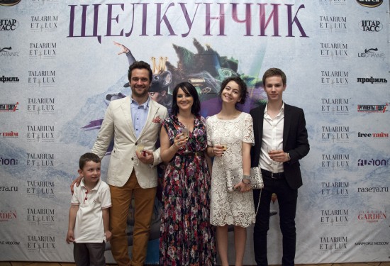 Актеры Юлия Деллос и Дмитрий Миллер c сыном Даниилом (справа)