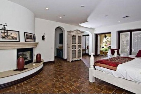 Джастин Бибер приобрел роскошный особняк в Калабасасе, пригороде Лос-Анжелеса, за 6,5 миллионов долларов