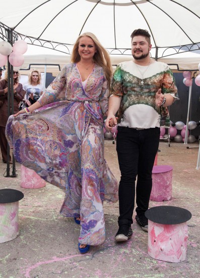 Александр Гусаров, дизайнер и основатель «DRESS ME UP» с моделью. Открытие нового шоу-рума в центре Москвы
