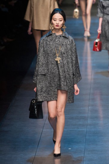 Dolce & Gabbana создали из серого твида роскошные двойки: платья и пальто одного тона с оригинальной подкладкой. Тенденции моды: Осень 2013-Зима 2014 (часть 1)