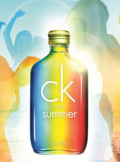 CK One Summer. Каждое лето бренд радует поклонников новой интерпретацией освежающего и чувственного аромата. В этом году к верхним океаническим и арбузным нотам парфюмеры добавили сочный огурец и водяную лилию. Цена – 1414 р. 