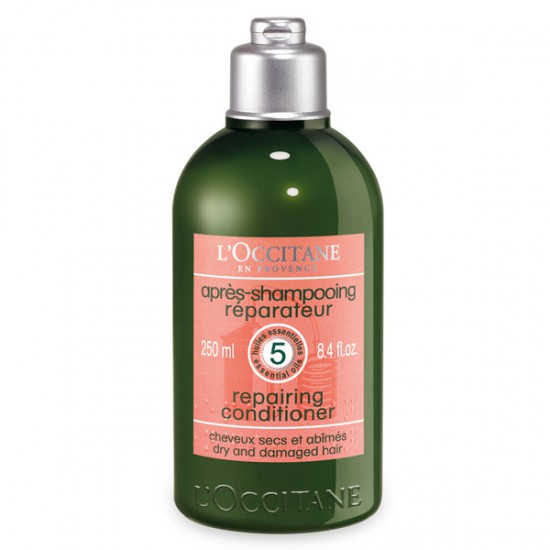 Aromachologie Восстанавливающий Кондиционер - новая формула от L'OCCITANE. Мягкий, кремовый бальзам облегчает расчесывание, восстанавливает и защищает сухие и поврежденные волосы. 250 мл Цена – 990р. 