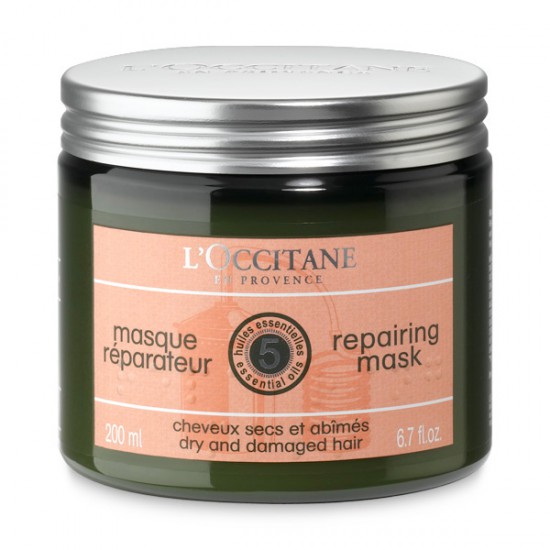 Aromachologie Маска для блеска волос от L'OCCITANE. Кремообразная маска с насыщенной, шелковистой текстурой питает, регенерирует волосы, придает им силу.  250 мл. Цена – 1 600 р. 