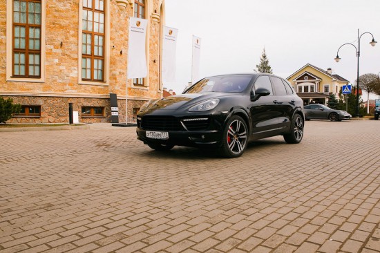 Тест-драйв автомобилей porsche на частной лесной трассе элитного поселка Villagio Estate