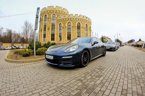Тест-драйв автомобилей porsche на частной лесной трассе элитного поселка Villagio Estate
