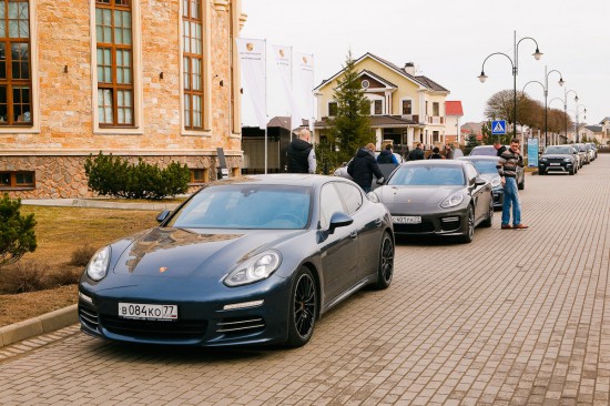 Тест-драйв автомобилей porsche на частной лесной трассе элитного поселка Villagio Estate