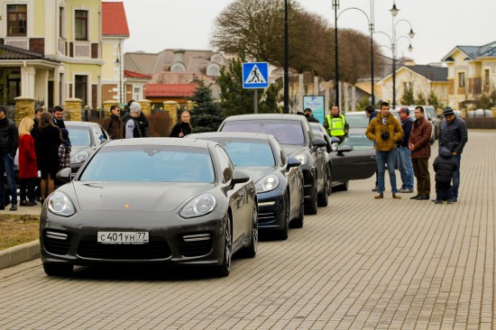 Тест-драйв автомобилей porsche на частной лесной трассе элитного поселка Villagio Estate