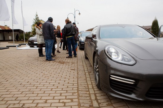 Тест-драйв автомобилей porsche на частной лесной трассе элитного поселка Villagio Estate
