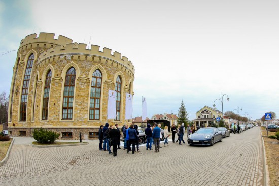 Тест-драйв автомобилей porsche на частной лесной трассе элитного поселка Villagio Estate